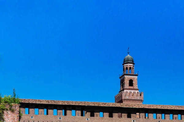 Veduta Della Torre Del Castello Sforzesco Sotto Cielo Blu Nel — Foto Stock