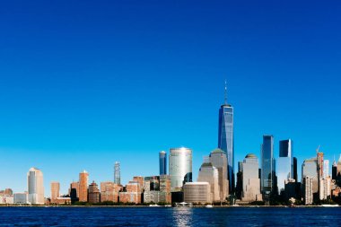 New Jersey, New York City, Amerika Birleşik Devletleri her gün batımında, mavi gökyüzü altında Manhattan Hudson Nehri üzerinde şehrin manzarası görünümünü bakıldığında