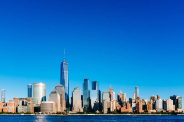 New Jersey, New York City, Amerika Birleşik Devletleri her gün batımında, mavi gökyüzü altında Manhattan Hudson Nehri üzerinde şehrin manzarası görünümünü bakıldığında