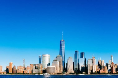 New Jersey, New York City, Amerika Birleşik Devletleri her gün batımında, mavi gökyüzü altında Manhattan Hudson Nehri üzerinde şehrin manzarası görünümünü bakıldığında