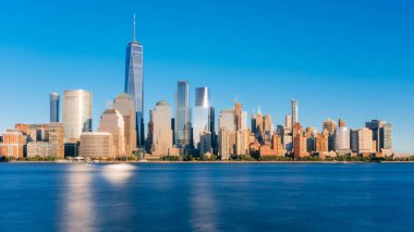 New Jersey, New York City, Amerika Birleşik Devletleri her gün batımında, mavi gökyüzü altında Manhattan Hudson Nehri üzerinde şehrin manzarası görünümünü bakıldığında
