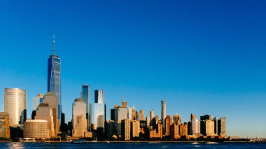 New Jersey, New York City, Amerika Birleşik Devletleri her gün batımında, mavi gökyüzü altında Manhattan Hudson Nehri üzerinde şehrin manzarası görünümünü bakıldığında