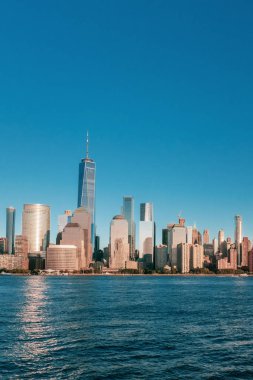 New Jersey, New York City, Amerika Birleşik Devletleri her gün batımında, mavi gökyüzü altında Manhattan Hudson Nehri üzerinde şehrin manzarası görünümünü bakıldığında