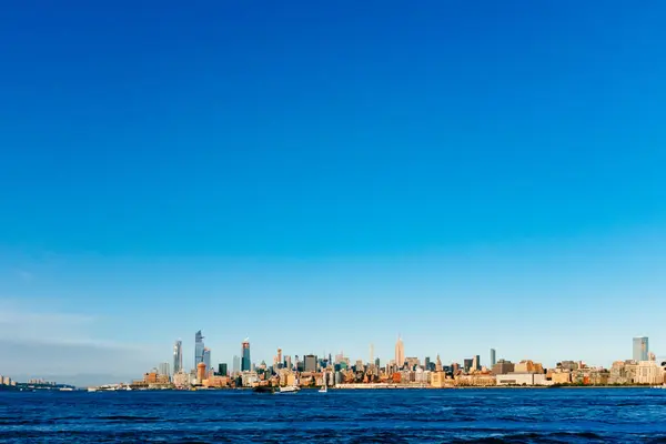 Utsikt Över Stadens Silhuett Uptown Manhattan Över Hudson River Blå — Stockfoto