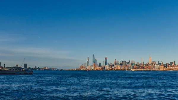 Görünümü Hudson Nehri Üzerinde Şehir Dışına Manhattan Siluetinin Altında Mavi — Stok fotoğraf