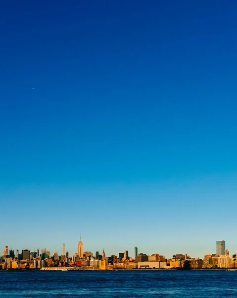 Utsikt Över Stadens Silhuett Midtown Manhattan Över Hudson River Blå — Stockfoto