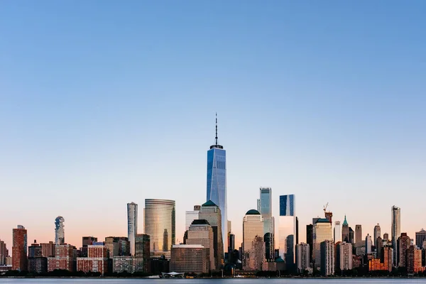 New Jersey, New York City, Amerika Birleşik Devletleri her gün batımında, mavi gökyüzü altında downtown Manhattan siluetinin manzarasına bakıldığında