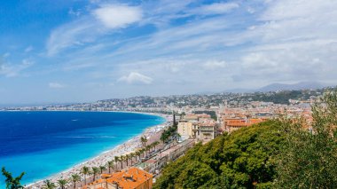 Nice, Fransa, Promenade des Castle Hill görüntülendi Anglais, mavi deniz, yanındaki eski şehrin panoramik manzaralı