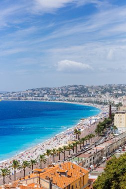 Binalar ve plajları mavi denizde Nice, Fransa Şehir yanındaki görünümü