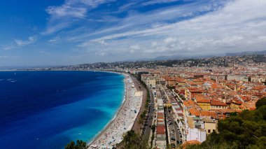 Nice, Fransa, Promenade des Castle Hill görüntülendi Anglais, mavi deniz, yanındaki eski şehrin panoramik manzaralı