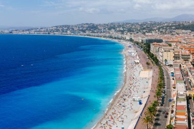 Binalar ve plajları mavi denizde Nice, Fransa Şehir yanındaki görünümü