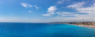 Panoramik plaj ve Nice, Fransa, mavi deniz kenti