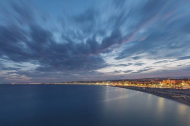 Nice, Fransa Şehir deniz erken akşam güneş battıktan sonra yanındaki görüntüsü
