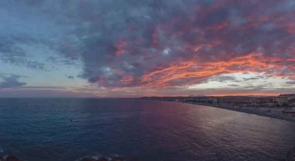 Nice Fransa Deniz Altında Pembe Bulutlar Tarafından Şehrin Günbatımında Vied — Stok fotoğraf