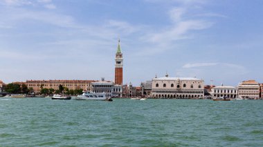 Ducal Sarayı ve St Mark's çan kulesi üzerinde su Venedik, İtalya