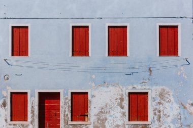 Kırmızı ahşap pencere ve kapı eski ışık mavi duvar, Burano adası üzerinde oteller: Venedik, İtalya