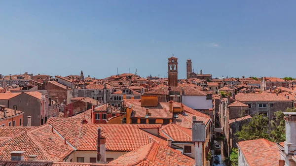 Вид Терракотовые Веревки Венецианских Домов Туалетами Голубым Небом Венеции Италия — стоковое фото