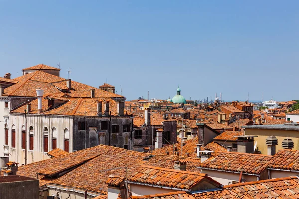 Vista Tejados Terracota Casas Venecianas Bajo Cielo Azul Venecia Italia — Foto de Stock