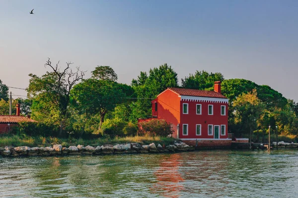 Casa Roja Por Árboles Agua Cerca Isla Burano Venecia Italia — Foto de Stock