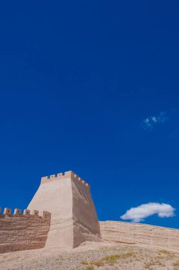 Köşe kule ve duvar Jiayu Pass, Ming Hanedanı Çin, Jiayuguan, Çin'deki ilk sınır Kalesi, mavi gökyüzü altında