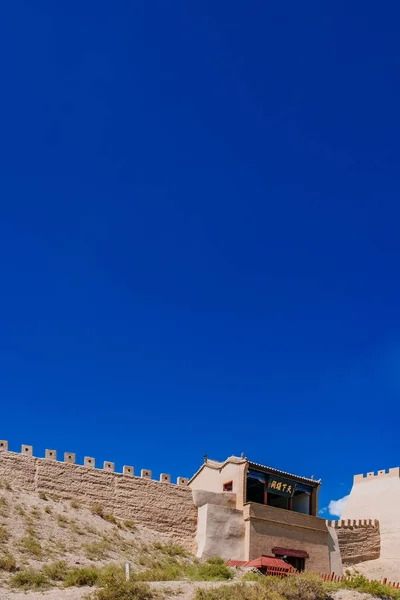 嘉魚峠 明代の万里の長城の最初の辺境の要塞の青い空の下で 素晴らしいゲート タワーの下で天国 嘉峪関 中国を言っているプラークとゲート タワー — ストック写真