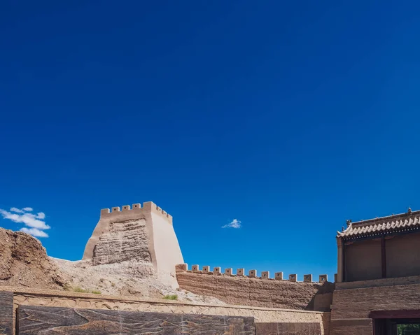 在中国嘉关 中国明代长城的第一个边境要塞嘉裕山口 蓝天下的角塔和墙 — 图库照片