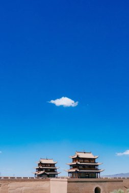 Kapı kule bina ve duvarlar Jiayu Pass, Ming Hanedanı Çin Seddi, Jiayuguan, Çin'deki ilk sınır Kalesi, mavi gökyüzü altında