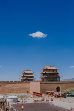 Kapı kule kalenin Jiayu Pass, Ming Hanedanı Çin Seddi, Jiayuguan, Çin'deki ilk sınır Kalesi, çadır ile inşaat ve iç avlusu