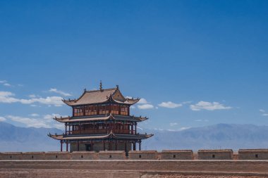 Kapı kule bina ve duvarlar Jiayu Pass, Ming Hanedanı Çin Seddi, Jiayuguan, Çin'deki ilk sınır Kalesi, mavi gökyüzü altında