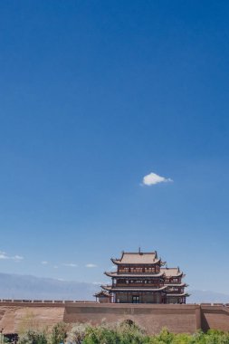Kapı kule bina ve duvarlar Jiayu Pass, Ming Hanedanı Çin Seddi, Jiayuguan, Çin'deki ilk sınır Kalesi, mavi gökyüzü altında