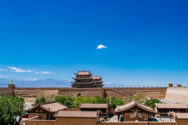 Kapı kule bina ve duvarlar Jiayu Pass, Ming Hanedanı Çin Seddi, Jiayuguan, Çin'deki ilk sınır Kalesi, mavi gökyüzü altında