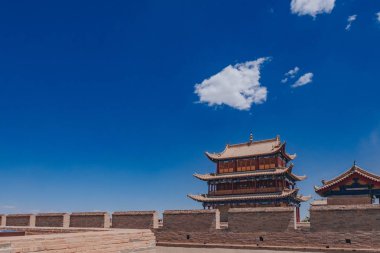 Kapı kule bina ve duvarlar Jiayu Pass, Ming Hanedanı Çin Seddi, Jiayuguan, Çin'deki ilk sınır Kalesi, mavi gökyüzü altında