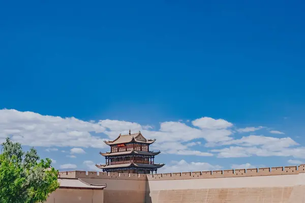 中国嘉玉关世纪长城第一边境要塞嘉玉关绿天下的门塔建筑和城墙 — 图库照片