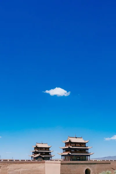 Kapı kule bina ve duvarlar Jiayu Pass, Ming Hanedanı Çin Seddi, Jiayuguan, Çin'deki ilk sınır Kalesi, mavi gökyüzü altında