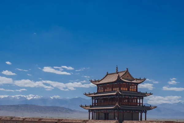 ゲート タワー 嘉魚峠 嘉峪関 中国の明王朝素晴らしい壁の最初の辺境の要塞で青空の下の壁 — ストック写真