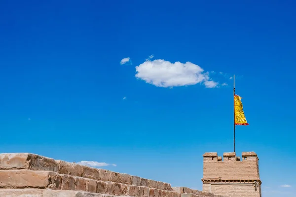 Γωνία Του Πύργου Και Τοίχο Κίτρινη Σημαία Κάτω Από Γαλάζιο — Φωτογραφία Αρχείου