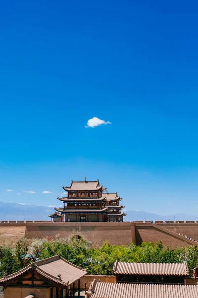Kapı kule bina ve duvarlar Jiayu Pass, Ming Hanedanı Çin Seddi, Jiayuguan, Çin'deki ilk sınır Kalesi, mavi gökyüzü altında