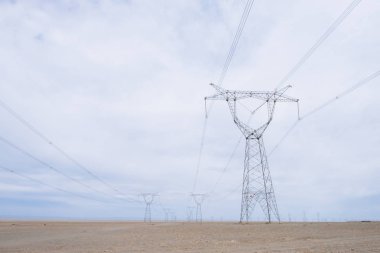 Gobi Çölü Dunhuang, Gansu, Kuzeybatı Çin yakınındaki iletim kuleli görünümünü