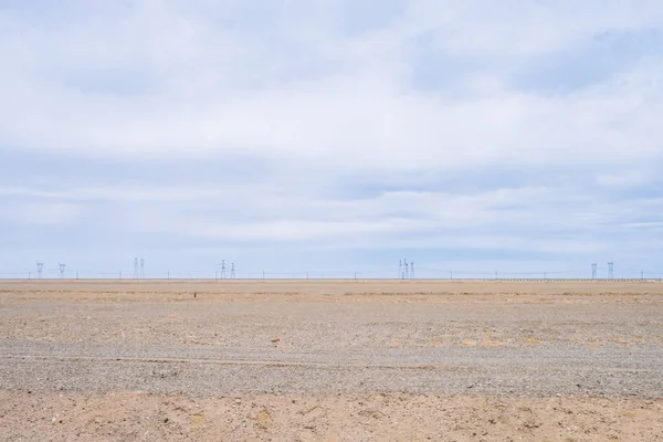 甘肃省西北部敦煌附近有输电塔的戈壁沙漠景观 — 图库照片
