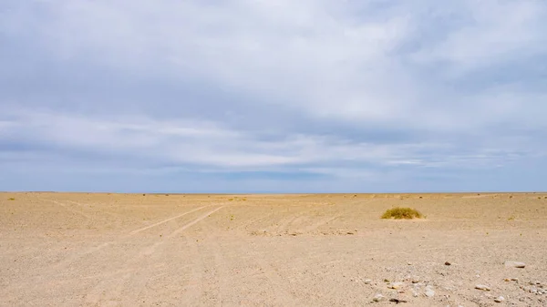 Gobi Çölü Dunhuang, Gansu, Kuzeybatı Çin yakınındaki gökyüzü altında görünümü