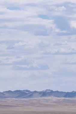 Gobi Çölü'nden Yang geçişte Yangguan, Gansu, China ören Dağları görünümünü