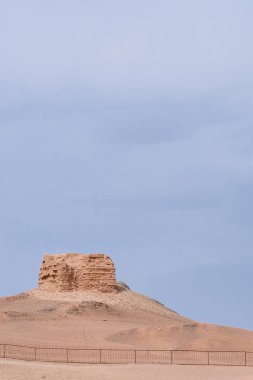 Yang Pass, Yangguan, Gansu, China, antik gözetleme kulesi kalıntıları görünümünü