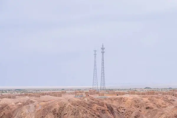 Telefon Signal Towers Och Tegel Hus Mitt Gobiöknen Nära Den — Stockfoto