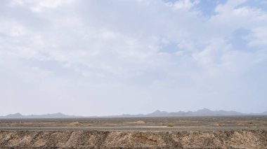 Dağlar ve gobi Çölü Dunhuang Yardang Ulusal Geopark, Gansu, Kuzeybatı Çin yakınındaki görünümü