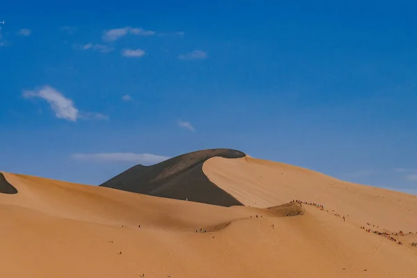 Kum tepeleri ve çöl Mingsha dağda Dunhuang, Gansu, China, mavi gökyüzü altında görünümü