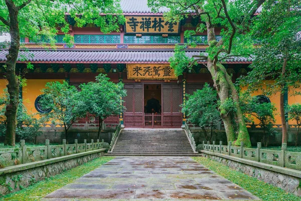 Giriş ana pavilion Lingyin Tapınağı, Hangzhou, Çin