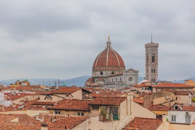 Floransa Katedrali ve Giotto'nun Çan Kulesi, evler tarihi merkezi Floransa, İtalya üzerinde bulutlu gökyüzü altında görünümü
