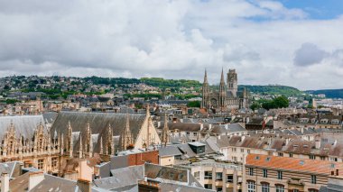 Panoramik sokakları ve mimari, Rouen, Fransa, Saint-Ouen Abbey kilisesi mesafe ile tarihi şehir merkezinde