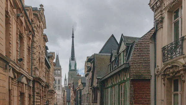 Vista Campanário Catedral Rouen Entre Edifícios Centro Cidade Rouen França — Fotografia de Stock