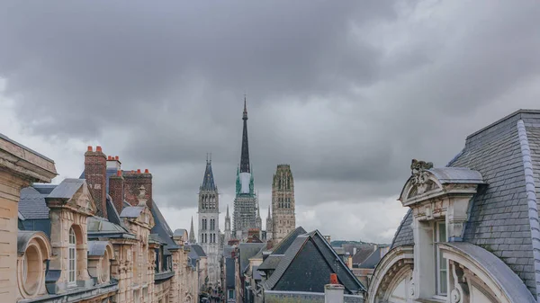 Görünümü Kulenin Rouen Katedrali Arasında Ortaçağ Caddesi Binalar Rouen Fransa — Stok fotoğraf